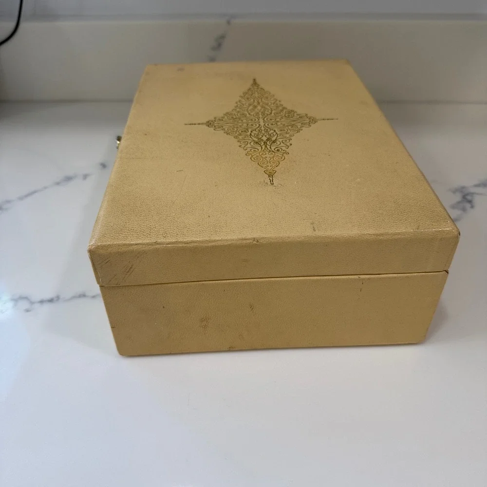 Vintage Lady Buxton Jewelry Box Cream‎ Faux Leather Gold Filigree Blue Velvet